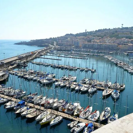 à Avec Terrasse, Parking Privé, Accès - Fr-1-472a-156 Sète